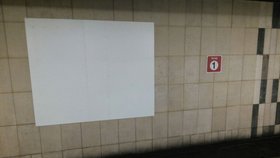 Ze stanic metra postupně mizí projektory, kamery a plátna.
