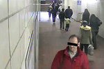 Záběr z bezpečnostní kamery na nádraží, podle které policie identifikovala pachatele vraždy seniorky v Moravanech na Pardubicku