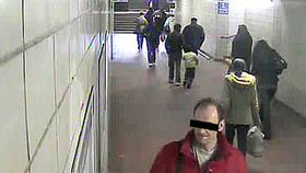 Záběr z bezpečnostní kamery na nádraží, podle které policie identifikovala pachatele vraždy seniorky v Moravanech na Pardubicku