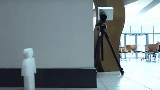 Nová kamera dokáže za rohem sledovat i pohyblivé objekty