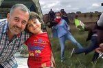 Maďarská kameramanka podkopla nohy uprchlíkovi s dítětem v náručí. Šlo o syrského trenéra fotbalistů.