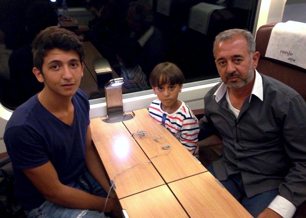 Osama s částí své rodiny ve vlaku do Madridu