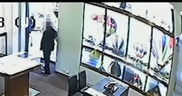 Kriminalisté hledají dva cizince, kteří vykradli butik v Pařížské. Poznáte je?