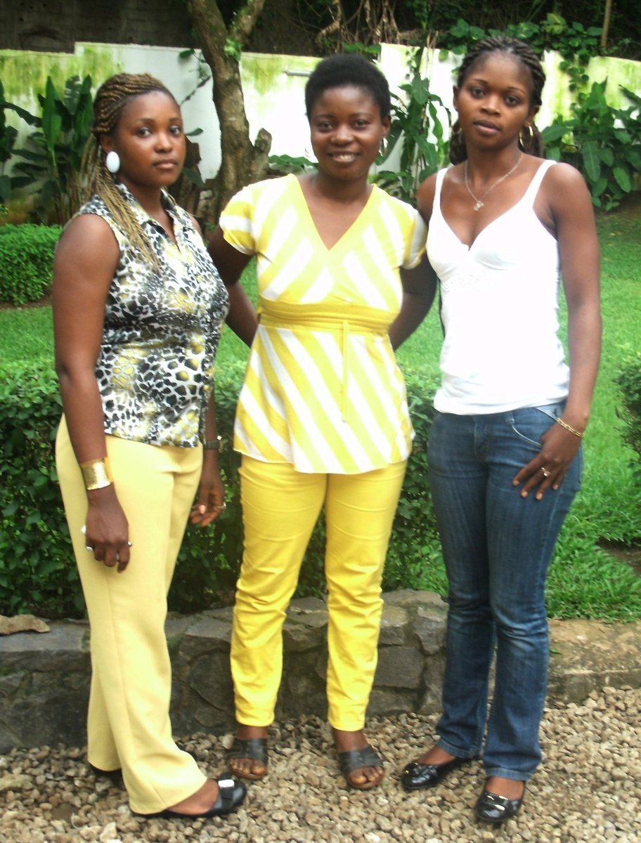 Skupina mladých maminek, zleva Lindsay Ngemasong (21), Joyceline Forghab (24) a Catherine Aba (24), promluvila o strašlivém bolestivém rituálu, který se provádí u mladých dívek v Kamerunu. I ony si jím musely projít.