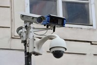 Zoufalí manželé tvrdí: Soused nás neustále sleduje!