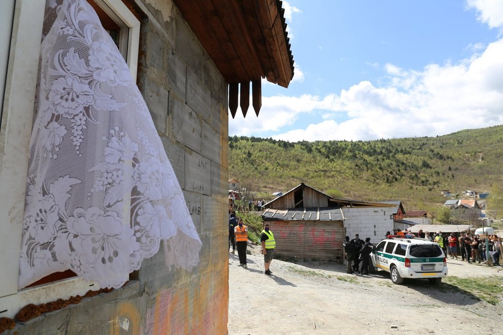 Policejní akce Kamiben, při níž hledali strážci zákona tělo zavražděné ženy. Tu měl sprovodit ze světa její manžel kvůli nevěře.