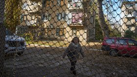 Cherson na jihu Ukrajiny: Všudypřítomné sítě proti kamikaze dronům (3. 11. 2025).