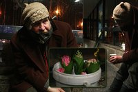 Prodejce květin Kamil (61) z Dejvické: Byl ženatý, aniž o tom věděl. Přespával i pod stolem v nonstopu