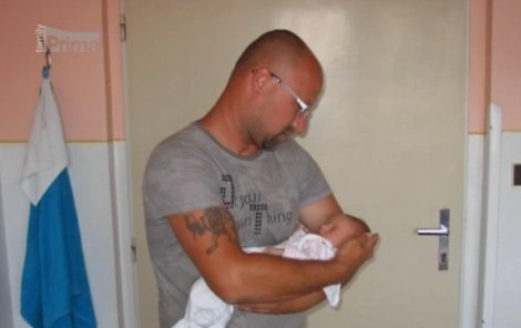 Novopečený tatínek s miminkem.
