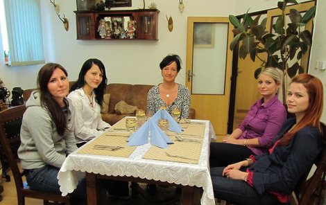 Ostravský »babinec« v akci.  Zleva: Kristýna, Renáta, Gabriela, Marika, Kamila.