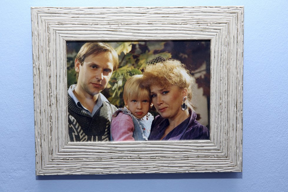 Na stěně má majitelka fotky z rodinného archivu – poznáte v mladé dvojici rodičů starostu Babovřesk a babku Boženu Němcovou? Miminko je Kamila.