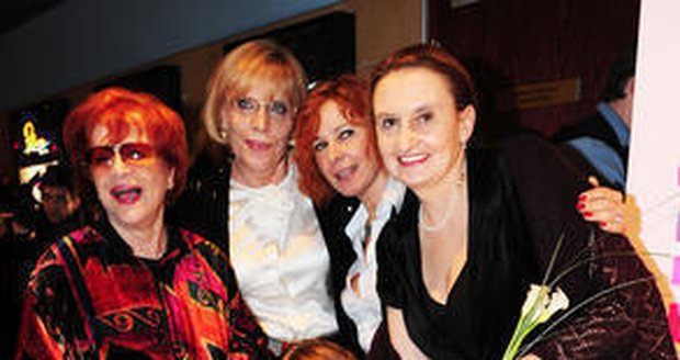Kamila Magálová se svými hereckými kolegy a režisérkou filmu Líbáš jako Bůh.