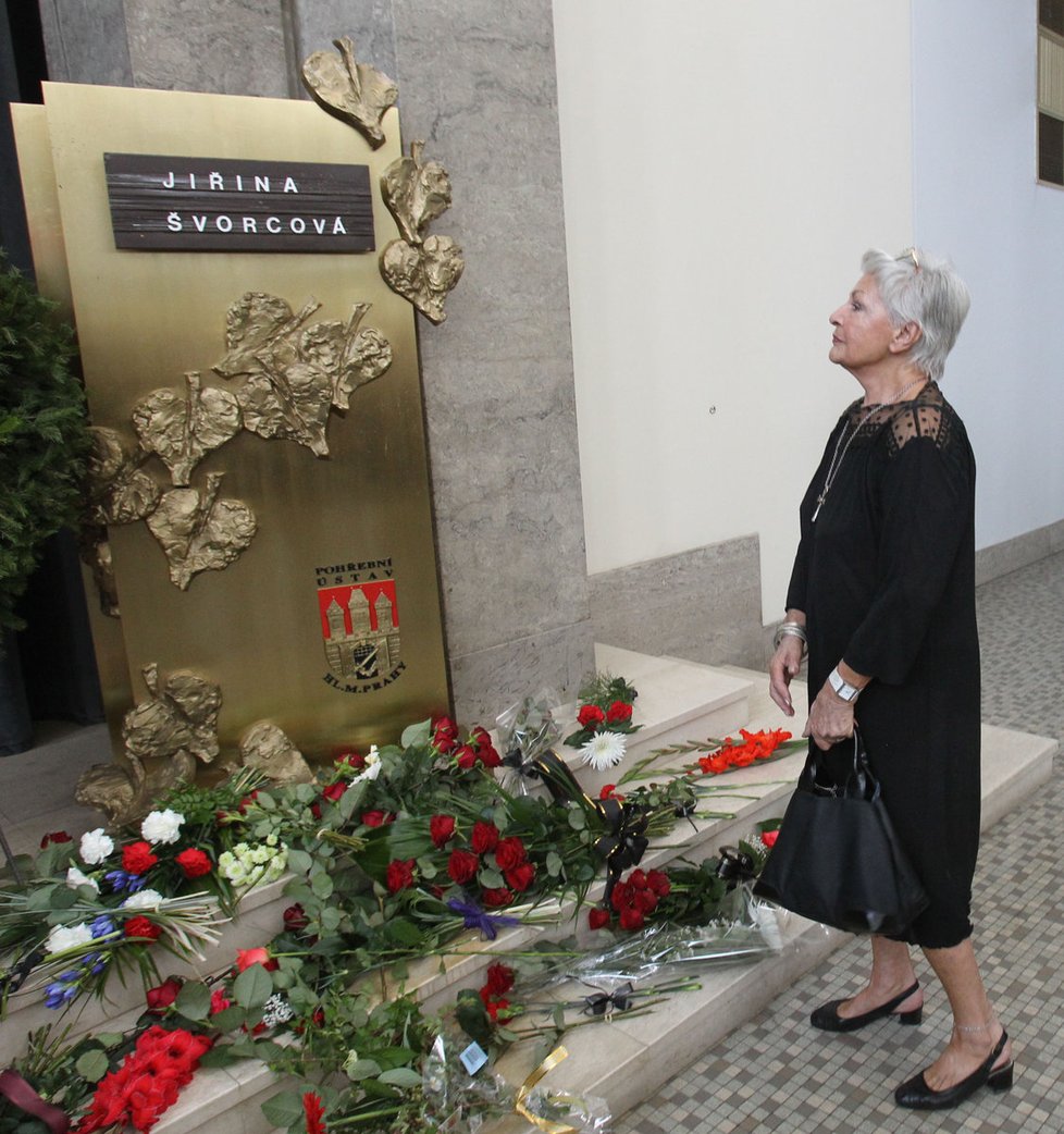 Demokratka Kamila Moučková se loučí s komunistickou kamarádkou.