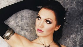 Kamila Nývltová působí na přebalu své desky sexy