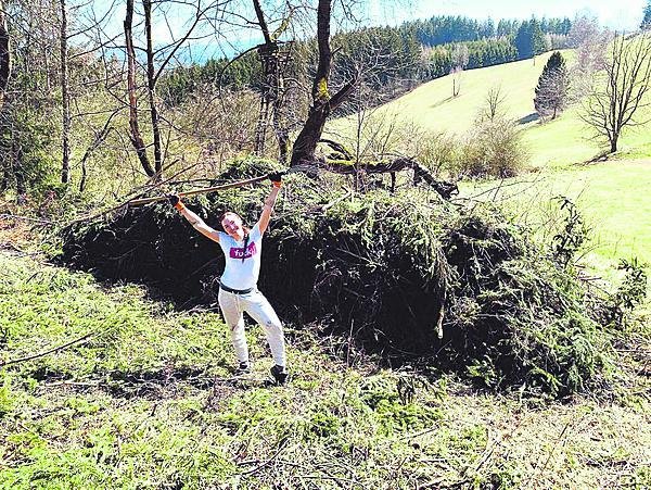 Jeviště dočasně vyměnila za les, tráví v něm několik hodin denně. Fyzickou prací!