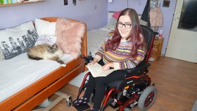 Kamila Bocková (24) z Třince trpí nemocí SMA, která ochabuje svaly. Mladá žena přesto na svůj osud nezanevřela, o své nemoci i snech píše knihu.