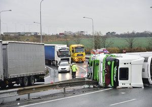 Odklízení nehody na Novopacké může trvat i několik hodin.