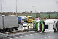 Kolony na Novopacké a na Černém Mostě: Kamion skončil na boku, blokuje výjezd z dálnice