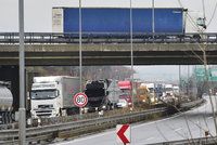 Vážná nehoda na Pražském okruhu: U sjezdu na Slivenec se srazilo několik aut, tvořily se kolony