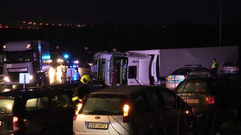 Kamion se po střetu s osobním automobilem  převrátil na bok.