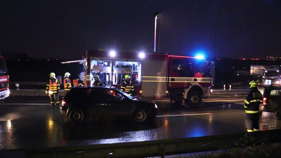 Kamion se po střetu s osobním automobilem  převrátil na bok.