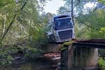Kamioňák uvěřil navigaci, uvázl na dřevěném mostku