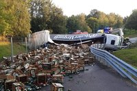 Noční můra pivařů: U Bernartic se převrátil kamion se zlatavým mokem!