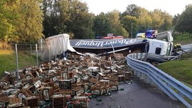 U Bernartic se převrátil kamion převážející pivo.