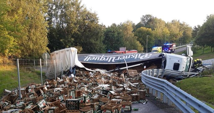 U Bernartic se převrátil kamion převážející pivo.