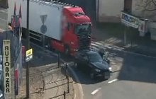 Šofér (30) BMW hodil šutr do skla kamionu!