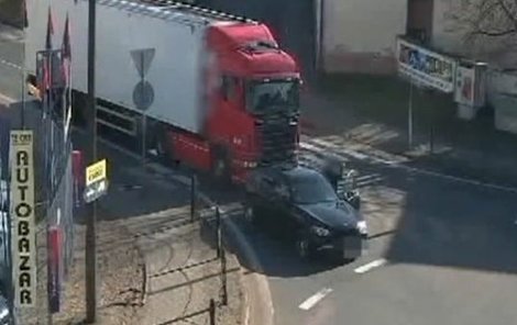 K incidentu došlo na kruhovém objezdu v Mělníku.