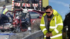 Policisté vedou rumunského řidiče kamiónu k plzeňskému soudu.