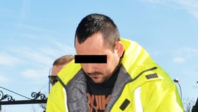 Policisté vedou rumunského řidiče kamiónu k plzeňskému soudu.