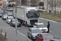 Když musíš, tak musíš: Hladový řidič odstavil kamion uprostřed rušné ulice a šel obědvat