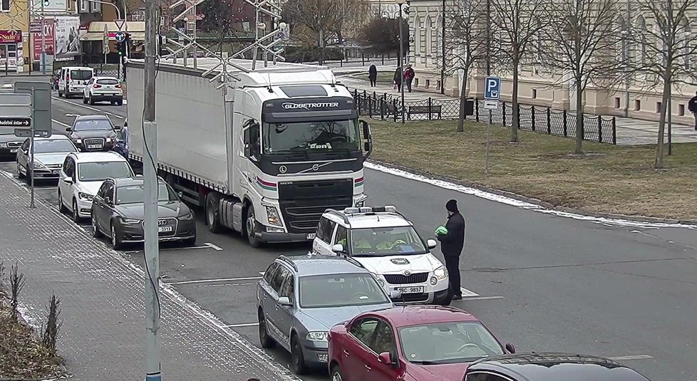 Stávají se i kuriozity: Řidič kamionu odstavil svůj kamion na rušné silnici a šel na oběd.