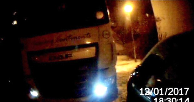 Pořádné nervy zažil ve čtvrtek večer řidič španělského kamionu v Brně. Zůstal tam zaklíněný mezi auty na 3,5 hodiny.