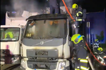 Na Černém Mostě hořel kamion. Příčinou byla technická závada