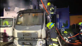 Na Černém Mostě hořel kamion. Příčinou byla technická závada