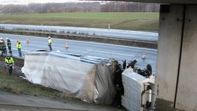 Kamion se na dálnici D1 u Vyškova převrátil na pravý bok a narazil do mostního pilíře.