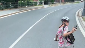 Cyklistka vybržďovala kamion.