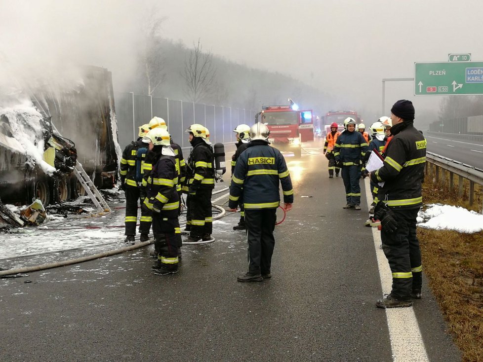 Hasiči na D5 u Loděnice před Prahou hasili požár kamionu.