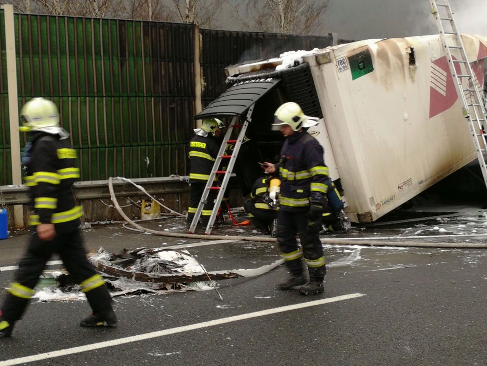 Hasiči na D5 u Loděnice před Prahou hasili požár kamionu.