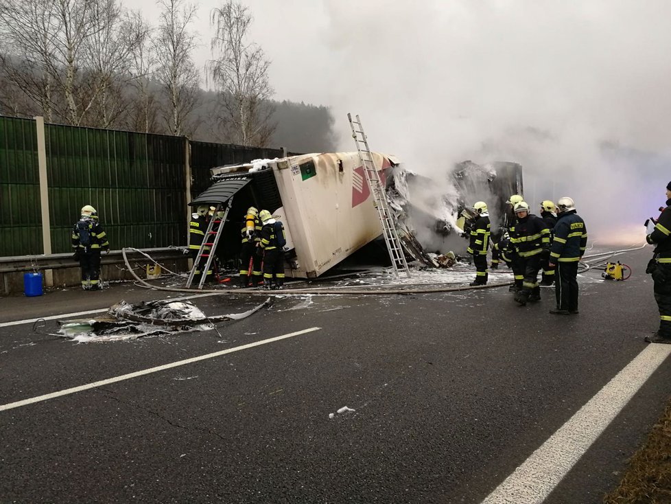 Hasiči na D5 u Loděnice před Prahou hasili požár kamionu.