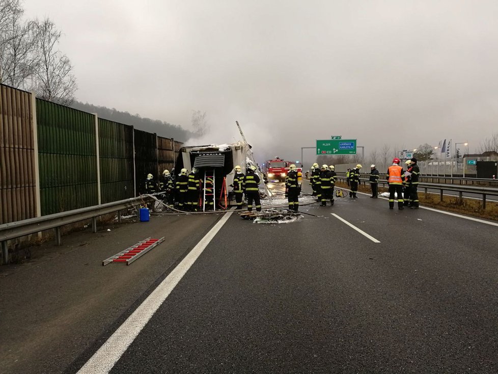 Hasiči na D5 u Loděnice před Prahou hasili požár kamionu.