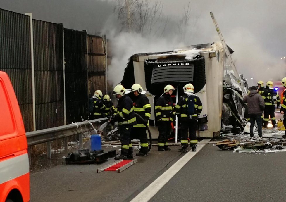 Hasiči na D5 u Loděnice před Prahou hasili požár kamionu.