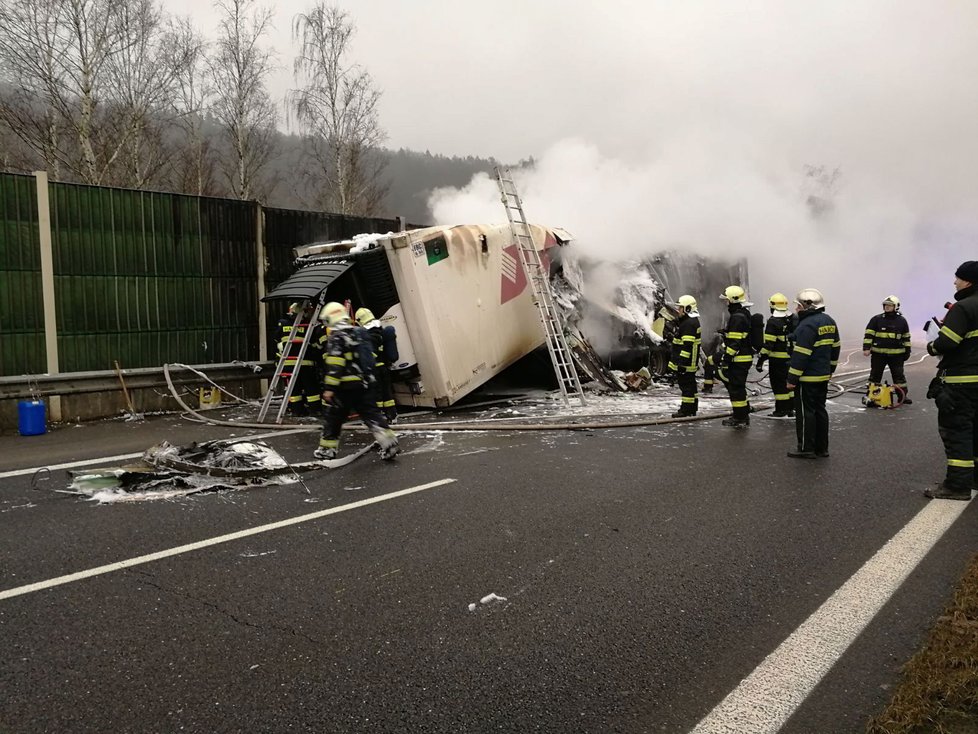 Hasiči na D5 u Loděnice před Prahou hasili požár kamionu.