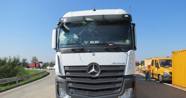 Kamioňák jel 400 km na šrot! Porazil reklamu a vjel do stavby dálnice
