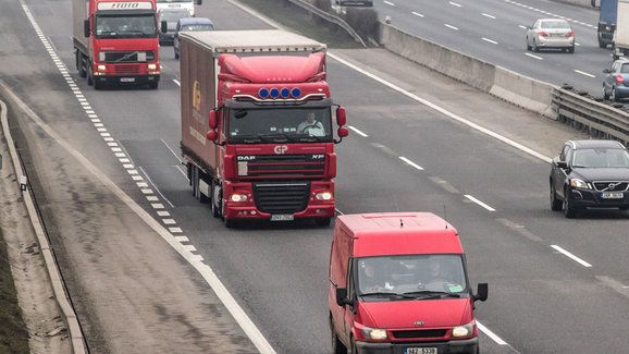 Od ledna se stálý zákaz předjíždění pro kamiony rozšíří na 145 km