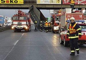 Na dálnici z Mladé Boleslavi do Prahy zasahují hasiči.