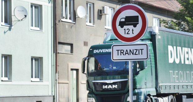 Města, obce a silničáři začali podél krajské silnice II/605 z Rokycan do Cerhovic osazovat zákazové značky pro nákladní vozy nad 12 tun.